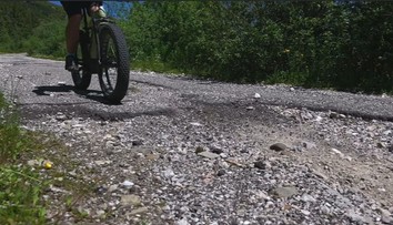 Našu najvyššie položenú cyklotrasu čaká rekonštrukcia. Cesta zo Šumiaca na Kráľovu hoľu je v žalostnom stave