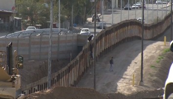 Na mexicko-americkej hranici sa pod náporom vetra zrútila časť pohraničného múru