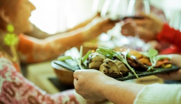 Smrtiaci obed pre svokrovcov. Žena mala pri varení použiť jedovaté huby, troch z hostí to zabilo