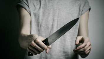 Muž mal v tvári zapichnutý desaťcentimetrový nôž. Okrem bolesti hlavy nič necítil