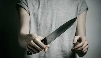 Muž mal v tvári zapichnutý desaťcentimetrový nôž. Okrem bolesti hlavy nič necítil