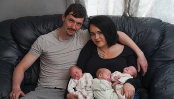 Šanca jedna k 200 miliónom: V Británii sa narodili identické trojčatá. Rodičia majú systém, aby si ich nepomýlili