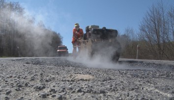 Zvláštna oprava cesty pri Svidníku: Asfaltovanie, ktoré predviedli cestári, sa často nevidí