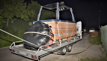 Núdzové pristátie teplovzdušného balóna poškodilo elektrické vedenie. Kuriózny prípad rieši polícia