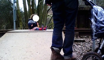 Fotka malého dieťaťa na koľajniciach sa šíri internetom. Polícia varuje pred nárastom nebezpečných selfie