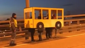 Protest, ktorý sa stal hitom na internete: Rusi sa prezliekli za autobus