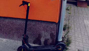 Nehoda v Žiari nad Hronom. Chlapca (11) na kolobežke bez prilby zrazilo auto, skončil v nemocnici