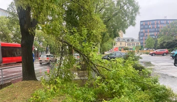 Od rána zasahujú hasiči aj policajti. Bratislava vyhlásila pre počasie mimoriadnu situáciu