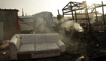 V "Džungli" dohárajú zvyšky prístreškov, zapálili ich zrejme odchádzajúci migranti