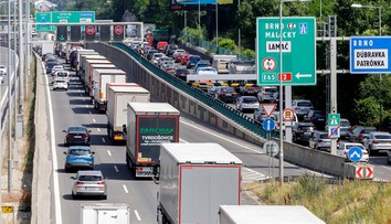 Rozsiahle kolóny ochromili premávku v Bratislave, spôsobila ich nehoda