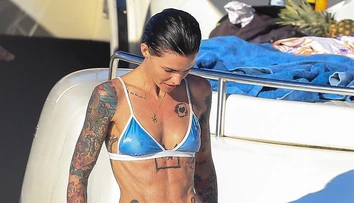 Je toto sexy telo? Potetovaná a vychudnutá herečka v bikinách