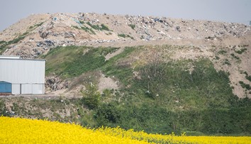Najväčšia nelegálna skládka s haldou odpadu na Slovensku musí zmiznúť