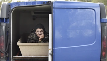 Loj ako mŕtvola: Pozrite si exkluzívne ukážky z drsného nakrúcania