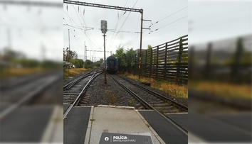 Tragická zrážka pri stanici v Malackách. Stret s vlakom neprežil 52-ročný muž