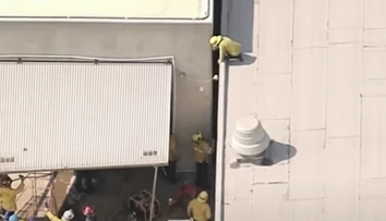 Kuriózny zásah hasičov: Nahá žena uviazla len v 20-centimetrovej medzere medzi dvoma budovami