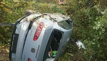 Tragická nehoda v Brezovej pod Bradlom. V prevrátenom aute vyhasol jeden ľudský život