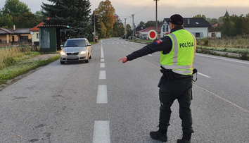 Najkurióznejšie prípady z ciest: Šoférka s malou dcérou v aute tvrdila, že sa opila z vody z ostrekovača