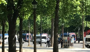 Z Paríža hlásia policajnú operáciu na Champs-Elysées. Na policajtov zaútočil radikál