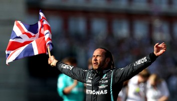 Prestupová bomba vybuchla. Mercedes potvrdil Hamiltonov prestup do Ferrari