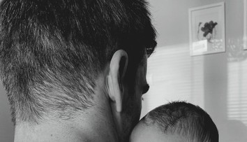 Čerstvý otec na prvej fotke so synčekom. Pri tomto pohľade sa roztopíte