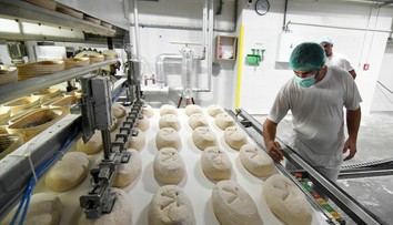 Majiteľ pekárne a predajní potravín v Košiciach žiada štát o pomoc s rúškami