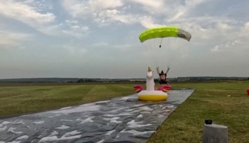 VIDEO: Pristátie ako z rozprávky. Parašutista skončil rovno na nafukovacom jednorožcovi