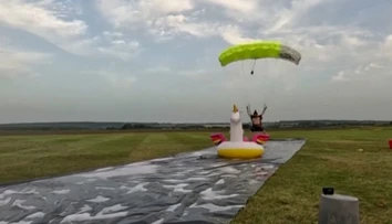 VIDEO: Pristátie ako z rozprávky. Parašutista skončil rovno na nafukovacom jednorožcovi