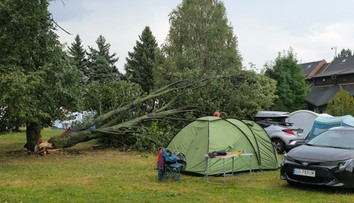 VIDEO: Na Liptovskej Mare vyčíňala búrka a downburst. V známom campingu vietor ničil stany a lámal stromy