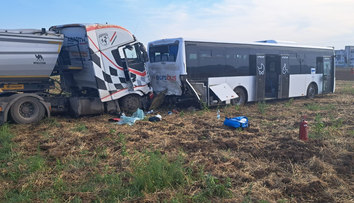 Vážna nehoda na východe, zrazil sa kamión s autobusom