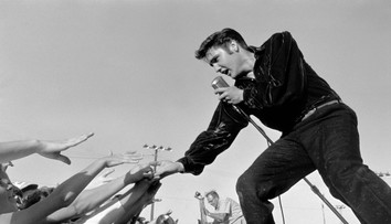 Vydražili legendárne modré semišové topánky Elvisa Presleyho