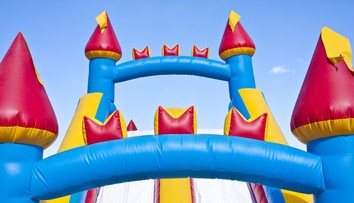 Španielsko: Po nehode nafukovacieho hradu zomrelo dievčatko, 8 detí je zranených