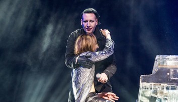 Spevák Marilyn Manson skolaboval počas koncertu. Tvrdil "že sa otrávil teplom"