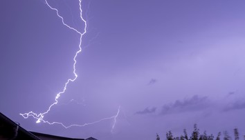 Čo robiť v búrke, aby do vás neudrel blesk? Odborník prezradil niekoľko tipov