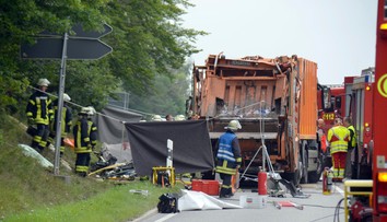 Päť ľudí zahynulo po tom, ako sa smetiarske vozidlo prevrátilo na auto