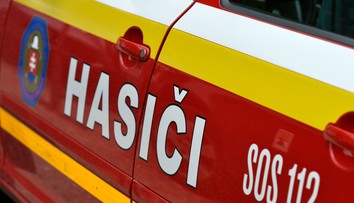 V Hnúšti horela strecha bytovky, 17 ľudí evakuovali