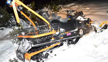 Snežný skúter bez vodiča sa na Chopku rútil na lyžiarov, jeden skončil s ťažkými zraneniami