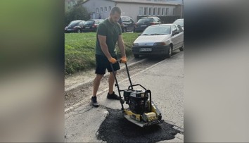 Rozbitú cestu pred bytovkou nie a nie opraviť. Miestny preto chytil stroje do vlastných rúk