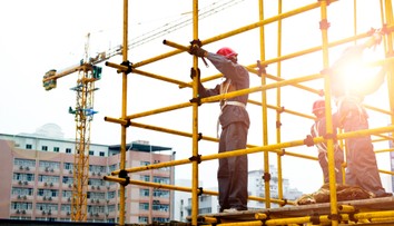 FOTO: Pošmykol sa a spadol na kovovú tyč. Tá robotníkovi prerazila trup od panvy až po srdce, prežil priam zázrakom