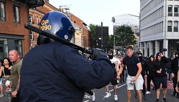 VIDEO: Veľké nepokoje v Británii. Dezinformácie po vražde troch dievčat spustili lavínu rasizmu a násilia