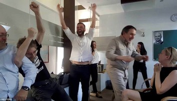 Dojímavý moment, kedy sa kolegovia ruského novinára dozvedeli, že žije