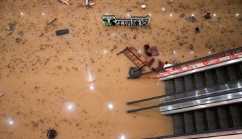 OBRAZOM: Hongkong zasiahli po tajfúne najsilnejšie dažde za 140 rokov. Povodne ochromili dopravu