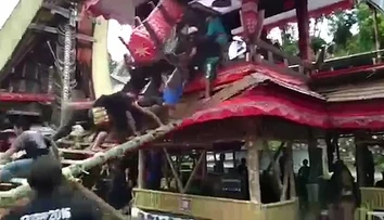 Smrť na pohrebe: Muža zabila truhla s jeho matkou
