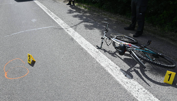 Kuriózna nehoda pri Liptovskom Mikuláši. Opitý cyklista spadol na autobus