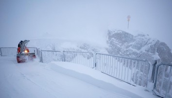 V Alpách napadli desiatky centimetrov snehu. Pod najvyšším vrchom Nemecka uviazlo 29 horolezcov