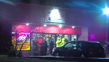 Muž začal strieľať do ľudí pred obchodom. Šiesti sú ranení, dvaja mŕtvi