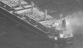 Útoky húsíov v Adenskom zálive majú prvé obete. Po zásahu komerčného plavidla zahynuli traja námorníci