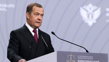 Ruský exprezident Medvedev zverejnil mierový plán pre Ukrajinu. Obsahuje viacero absurdných bodov