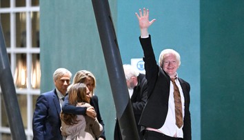 Julian Assange si užíva slobodu s rodinou. Manželka zverejnila fotografiu, z ktorej srší radosť a šťastie