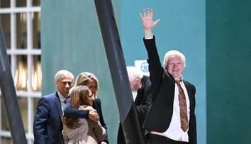 Julian Assange si užíva slobodu s rodinou. Manželka zverejnila fotografiu, z ktorej srší radosť a šťastie