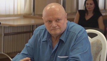 Rozhodovali o policajtovi, ktorý v Hurbanove zastrelil troch Rómov. Chce ísť na slobodu